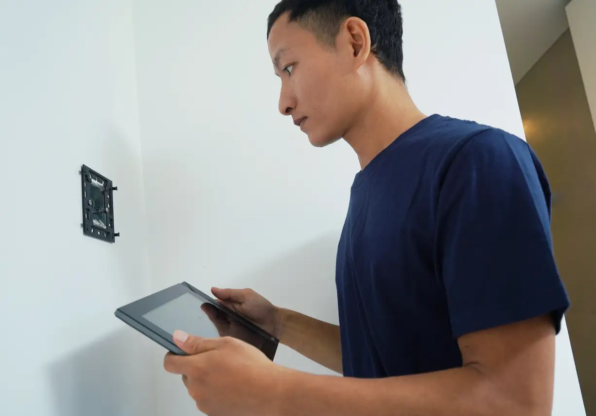 temporary-home-repair-man-screen
