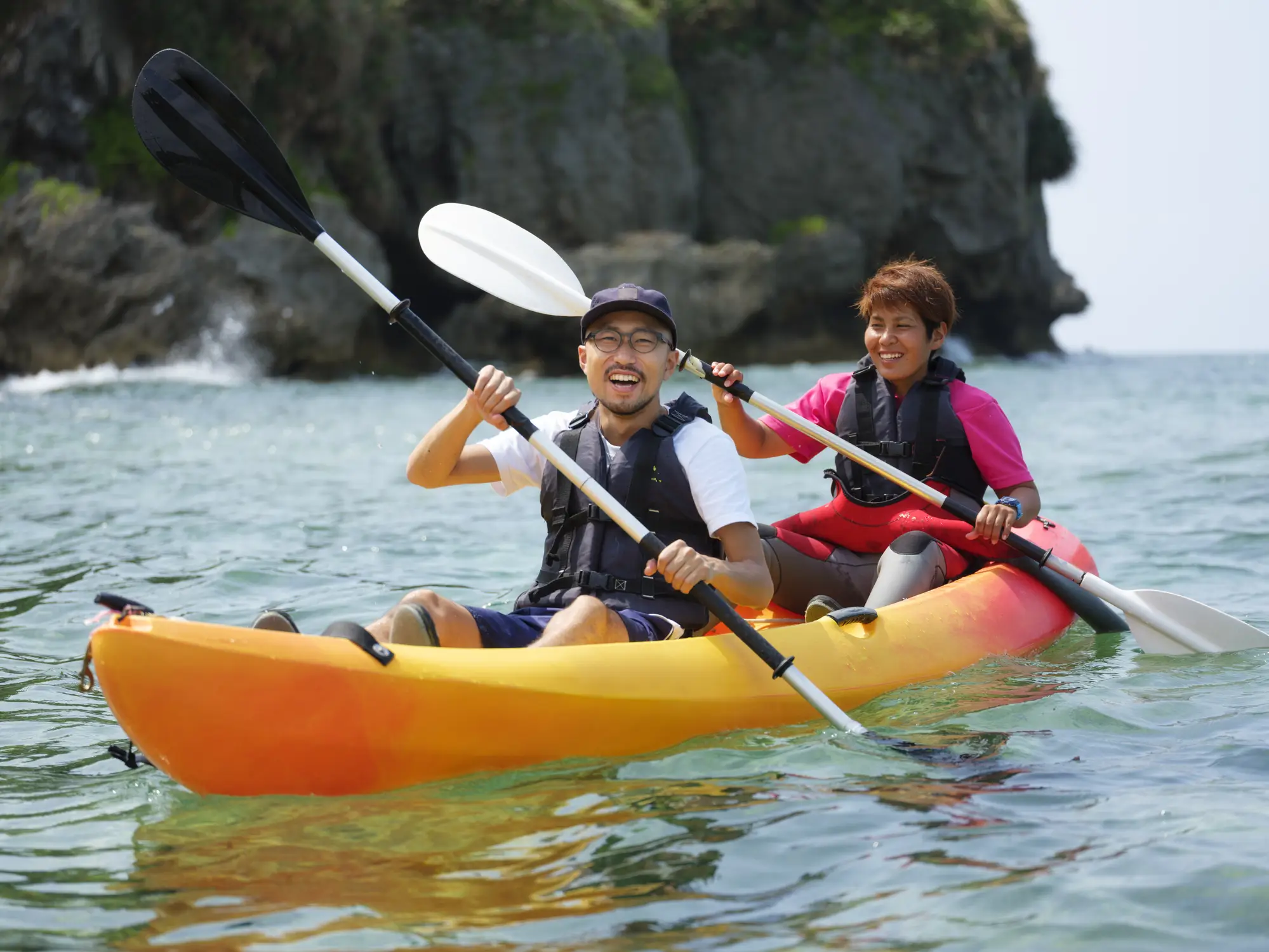couple-kayaking-on-vacation couple-kayaking-on-vacation