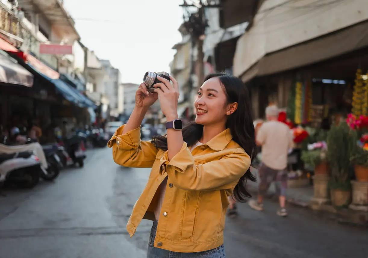 woman-travel-take-photo-flexible-travel-plans