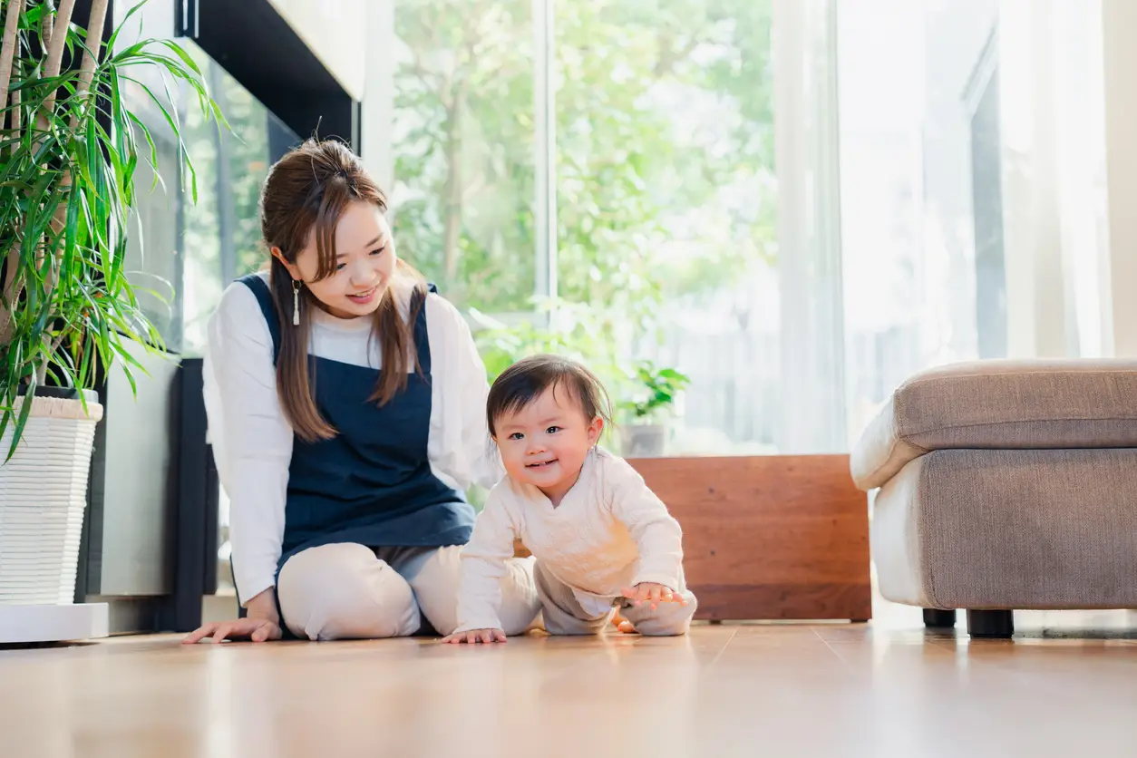 domestic-helper-toddler-crawling domestic-helper-toddler-crawling