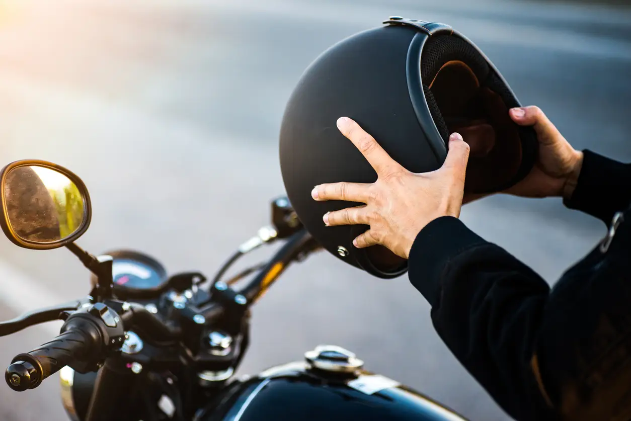 hold-motorcycle-helmet hold-motorcycle-helmet