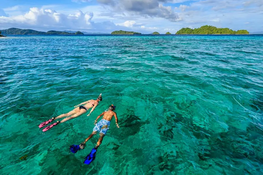 people snorkelling in philippines 