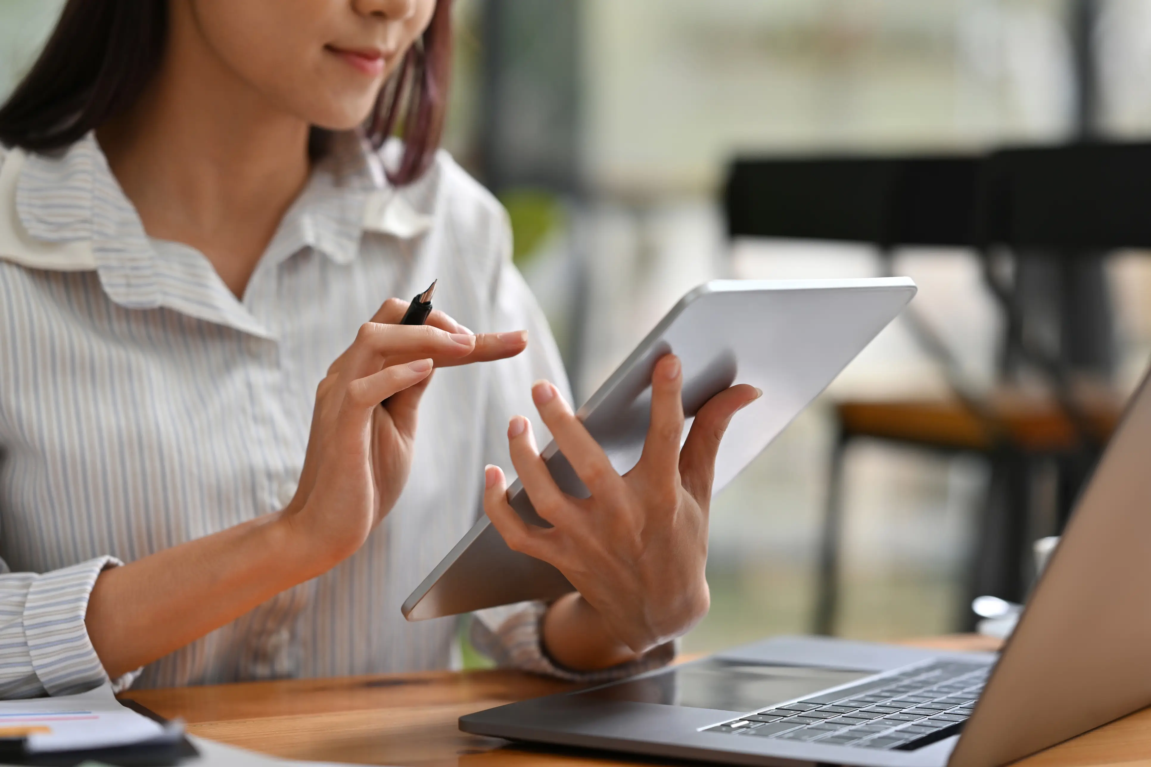 employer-completing-maid-transfer-application-online