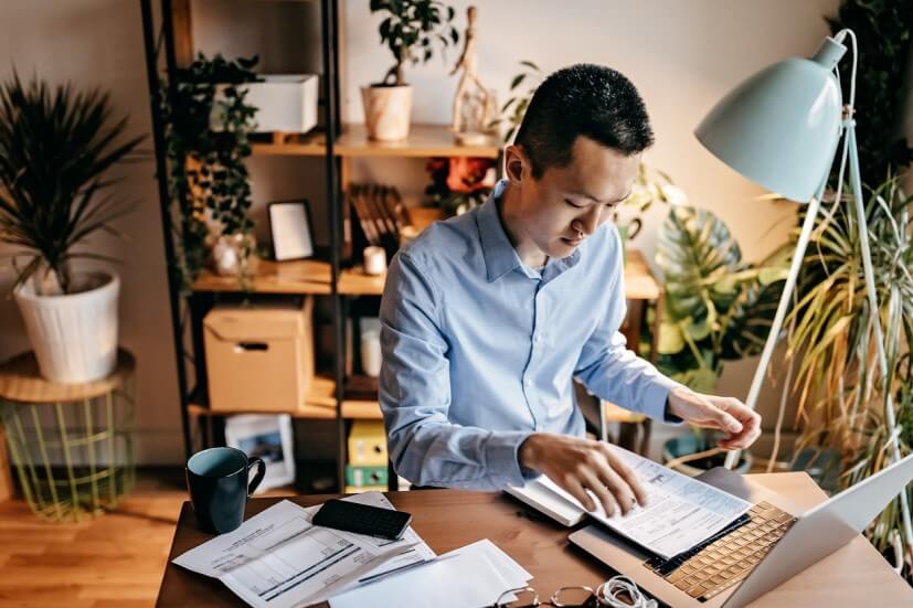 Man paying personal tax in Singapore