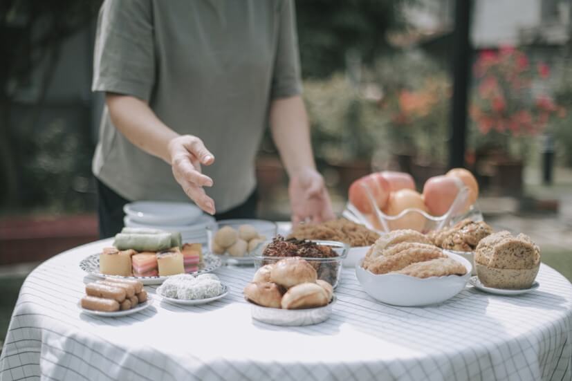 Avoid meal times so you can serve finger food at your baby shower instead of a full meal.